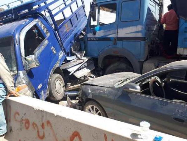 3 وفيات و20 اصابة إثر حادث تصادم 8 مركبات على الطريق الصحراوي صور وفيديو