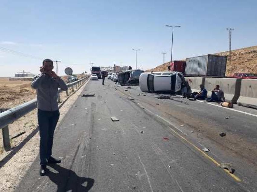 3 وفيات و20 اصابة إثر حادث تصادم 8 مركبات على الطريق الصحراوي (صور وفيديو)