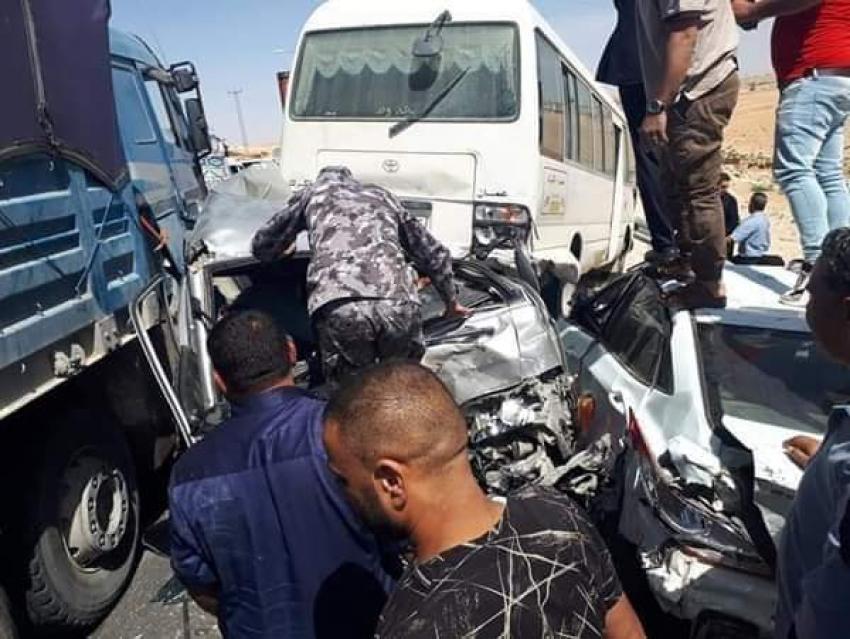 3 وفيات و20 اصابة إثر حادث تصادم 8 مركبات على الطريق الصحراوي (صور وفيديو)