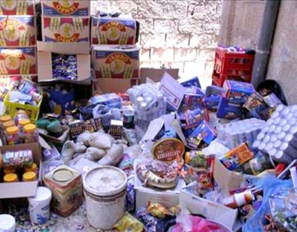 مهيدات إتلاف ٧ أطنان مواد غذائية منتهية الصلاحية في احدى الشقق السكنية