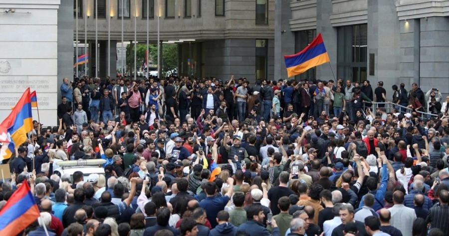أرمينيا  المعارضة تغلق مبنى وزارة الخارجية