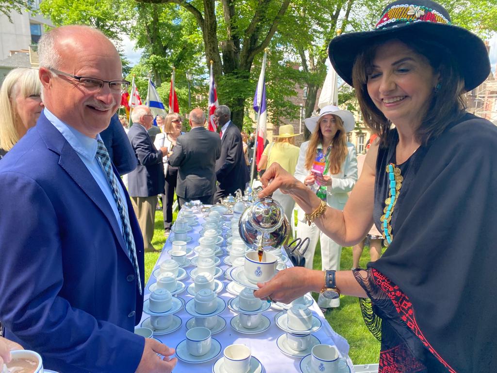 الريحاني تتلقي دعوة من الحاكم الكندي وزوجته لحضور حفل الحديقة السنوي