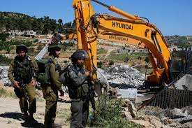 الاحتلال يعتقل 15 فلسطينيا ويهدم منازل ومنشآت تجارية وزراعية بالضفة الغربية