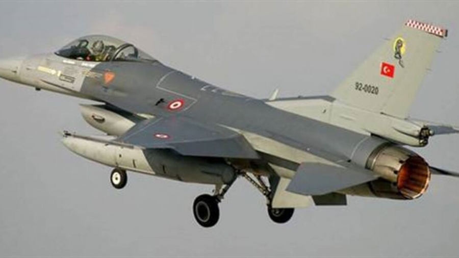 طائرة تركية تقصف مخيما داخل العراق