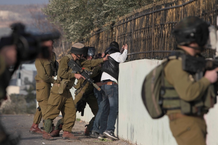 الاحتلال يعتقل 20 مواطنا فلسطينيا من الضفة الغربية