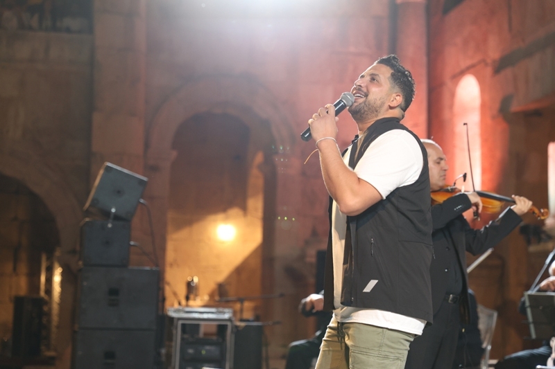 توفيق الدلو يثبت علو كعبه فنيا وجماهيريا في حفلات مهرجان جرش