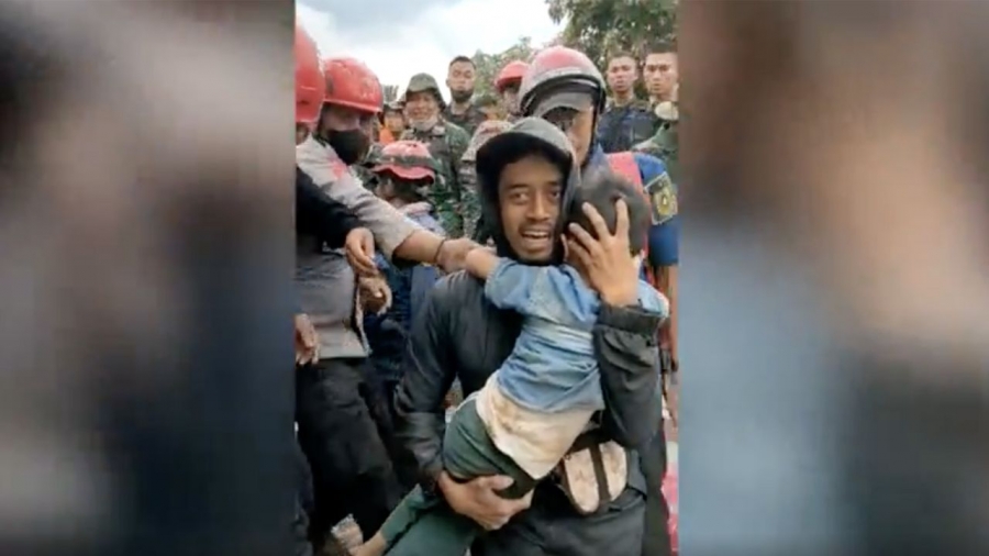 لحظة إنقاذ طفل من تحت الأنقاض بعد أكثر من 40 ساعة من زلزال إندونيسيا