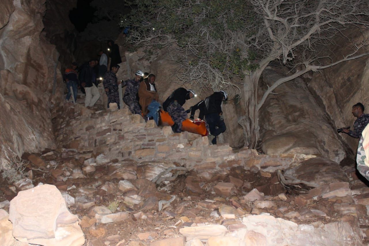 بعد 7 ساعات .. الدفاع المدني ينقذ سائحاً سقط عن مقطع صخري في معان