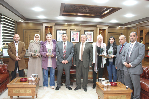 رئيس جامعة البلقاء التطبيقية  يكرم عدد من الموظفات المشاركات بأرشفة وثائق كليتي عمان وعجلون الجامعيتين