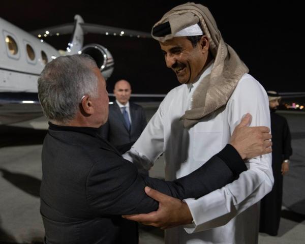 الملك يصل الدوحة وأمير قطر في مقدمة مستقبليه