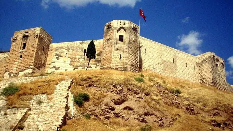 انهيار قلعة غازي عنتاب التاريخية جراء الزلزال التركي