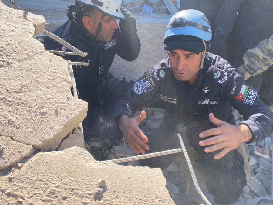جانب من عمل نشامى فريق البحث والإنقاذ الأردني الدولي، في المناطق المنكوبة من الزلزال.