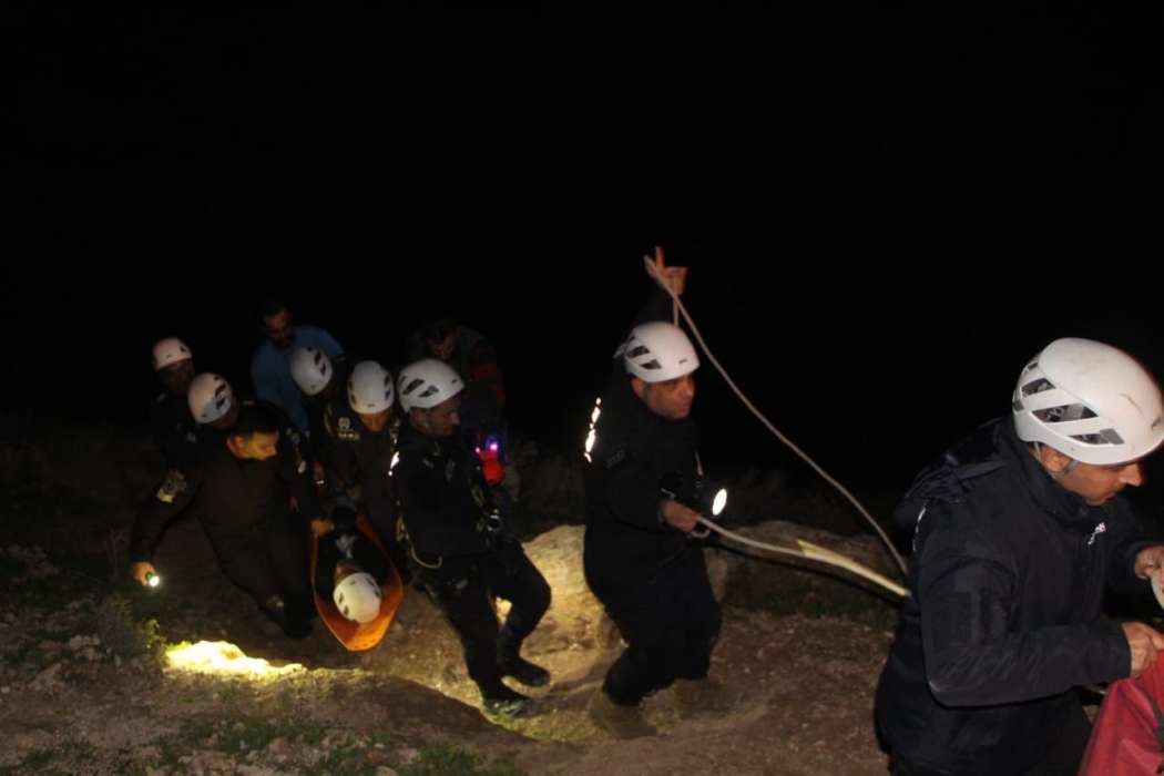 الدفاع المدني ينقذ شخصًا سقط عن منحدر في الرمثا