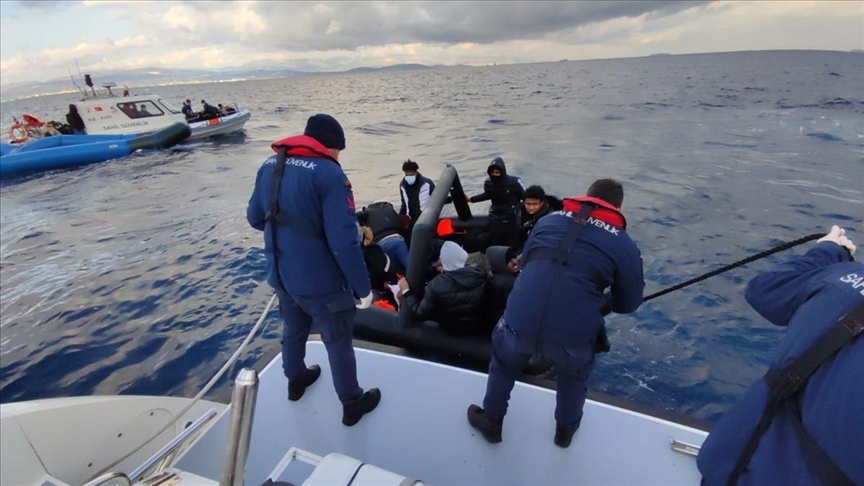 إنقاذ وضبط 161 مهاجرا قبالة سواحل أزمير التركية