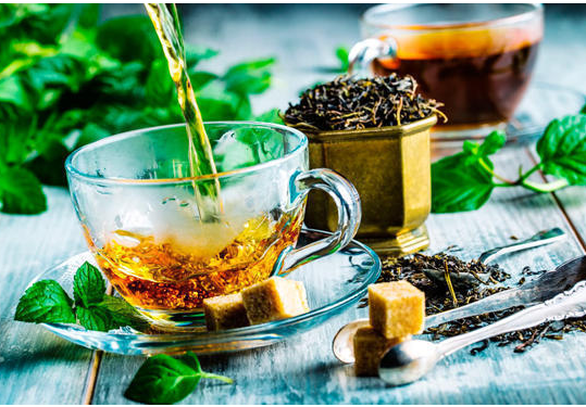 4 فوائد لاستبدال القهوة بالشاي الأخضر لمدة 30 يومًا