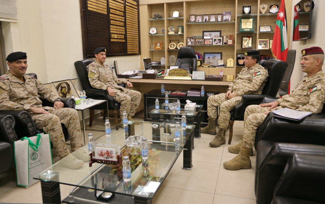 المساعد للعمليات والتدريب يلتقي وفداً عسكرياً سعودياً