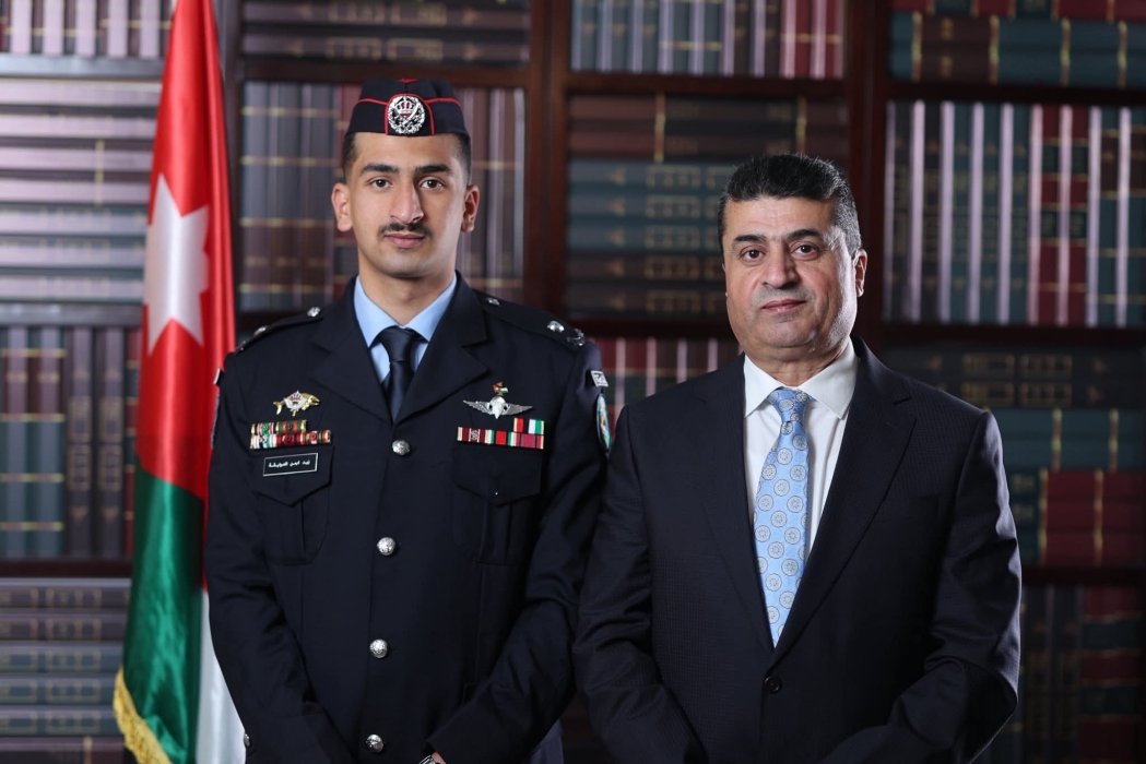 أبناء المرحوم الحاج طالب سليم العوايشه ابو علاء يباركون للباشا أيمن تركي العوايشه بمناسبة تخريج أبنه