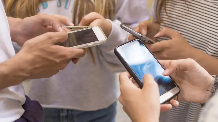 فرنسا تقر حظر استخدام وسائل التواصل الاجتماعي لمن هم دون 15 عاما