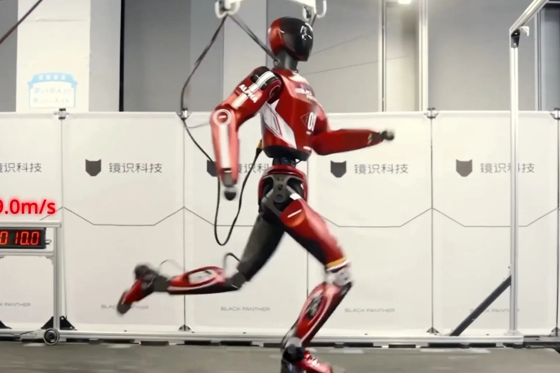 روبوت صيني يحطم الرقم القياسي العالمي في السرعة ويتفوق على البشر