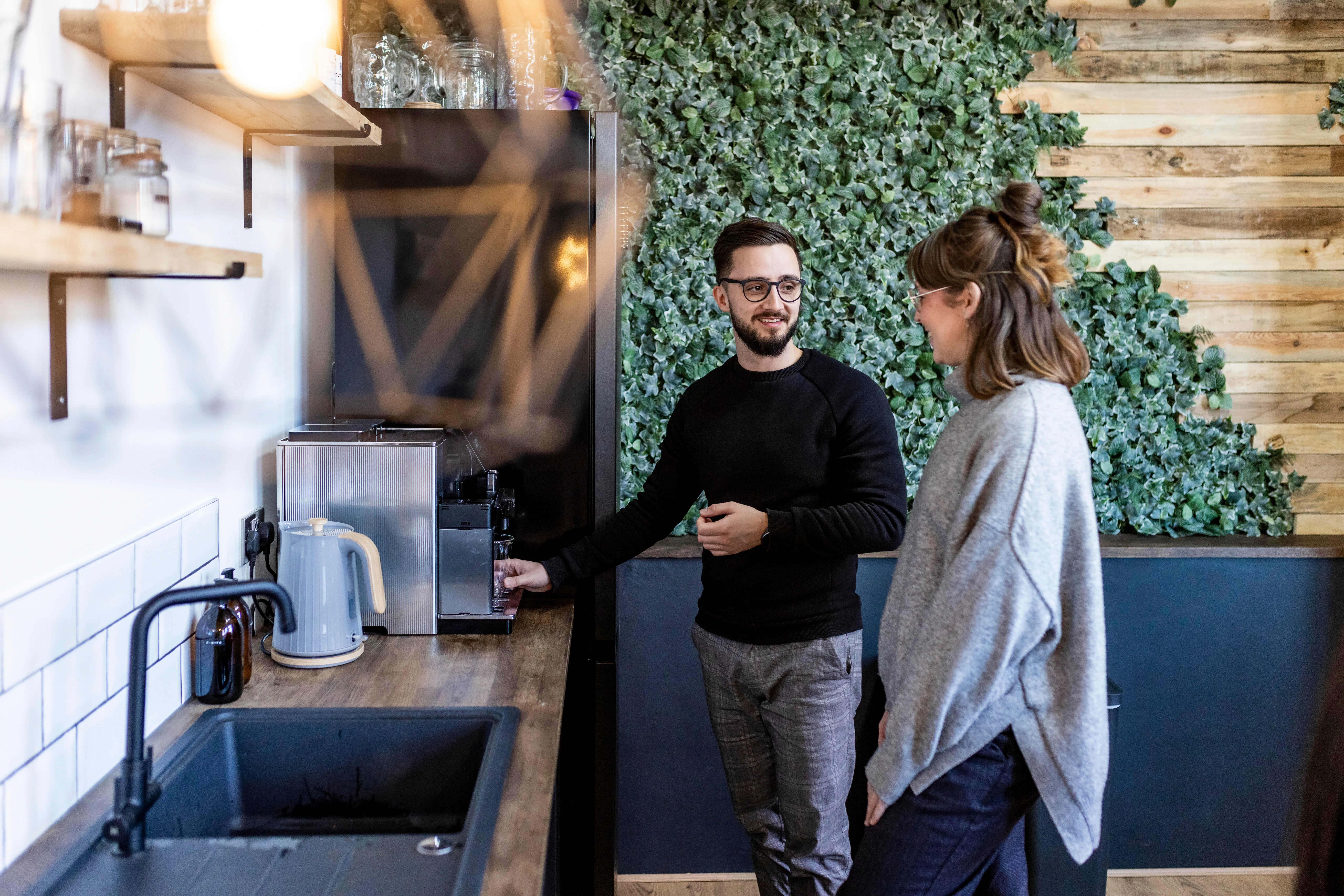 اكتشف خطوات تحقيق مكاسب مهنية من الاحاديث الجانبية في العمل