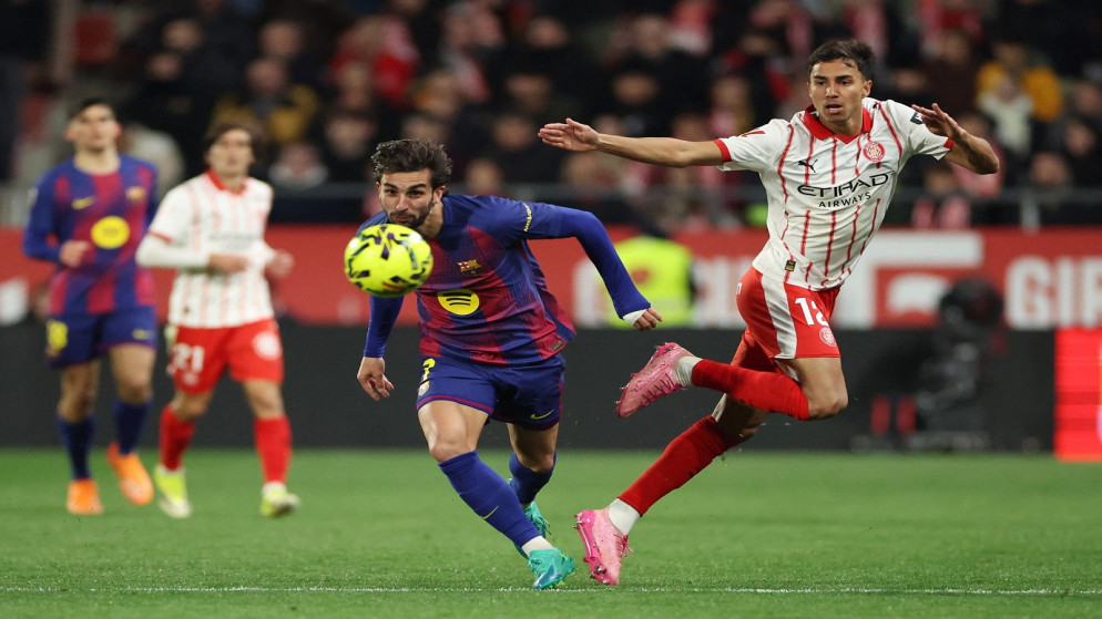 جيرونا يفوز على برشلونة ويهدي الصدارة لريال مدريد