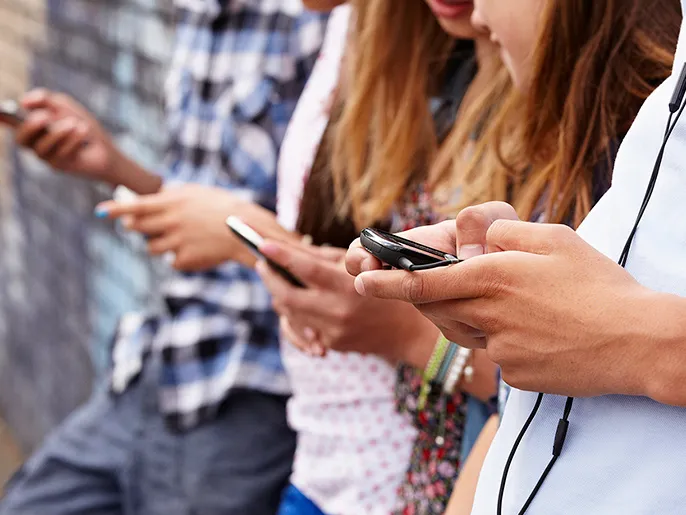 بريطانيا تتجه لحظر وسائل التواصل الاجتماعي على من هم دون 16 عاما