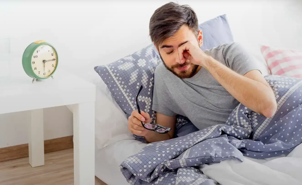 لماذا تشعر بالنعاس رغم نومك 8 ساعات؟