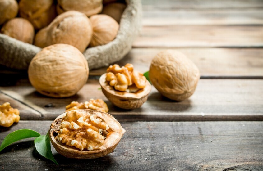 لا تتخلص من قشور الجوز!.. فوائد صحية مذهلة