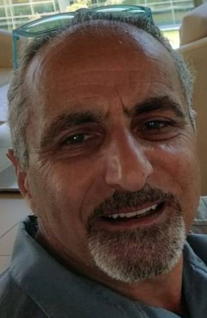 الإنسان المختزل بين آلة السوق وسلطة التقاليد
