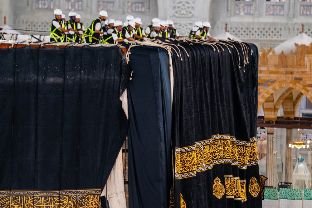 الكعبة المشرفة تتزين بكسوتها الجديدة لعام 1448هـ