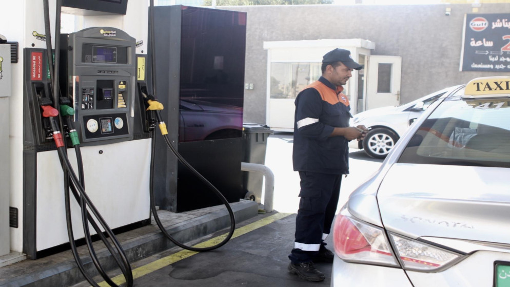 الحكومة تقرر تثبيت أسعار المحروقات لشهر تموز