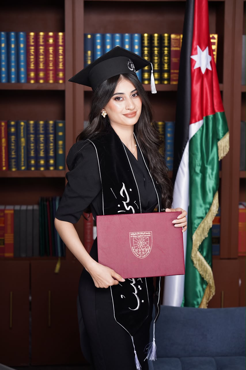 المهندس علاء الطيب و عائلته يهنئون أبنتهم بمناسبة تخرجها