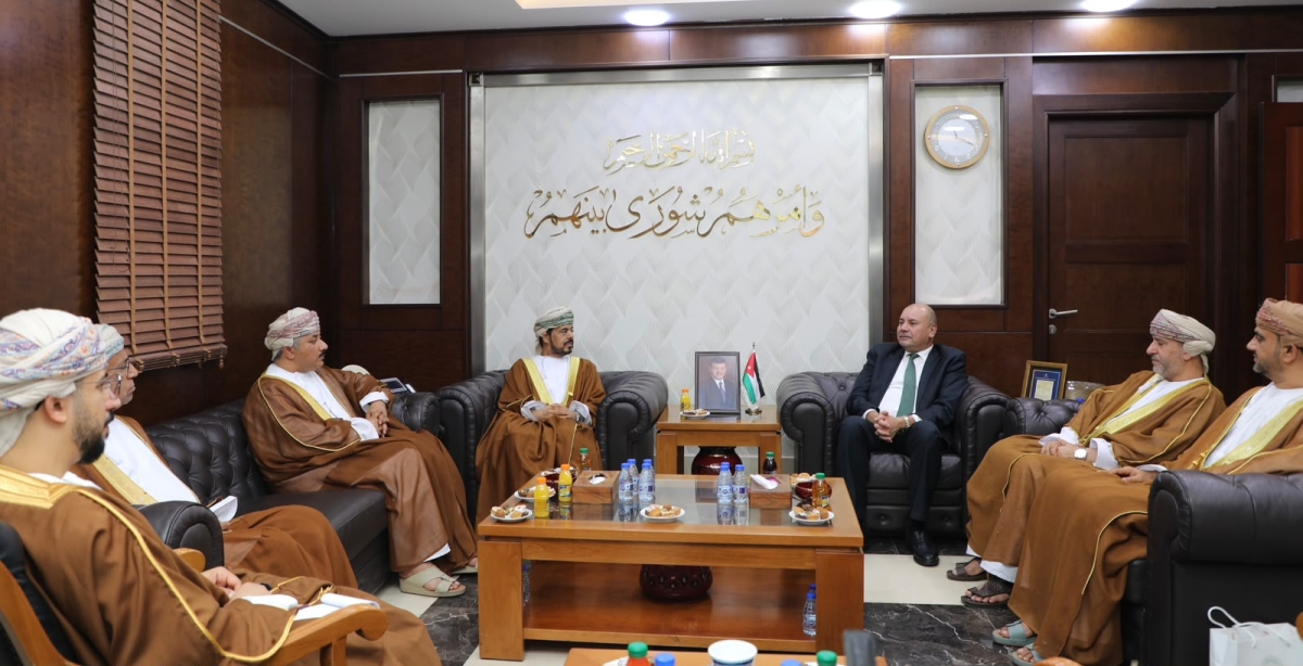 العودات يلتقي وفداً من اللجنة القانونية في مجلس الدولة بسلطنة عُمان
