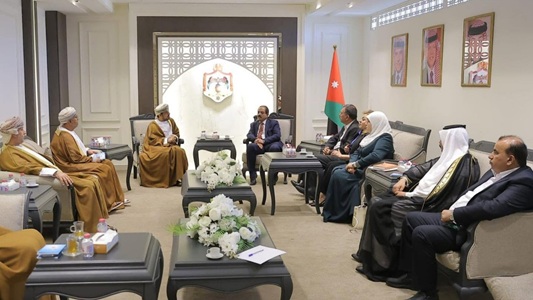 القانونية النيابية تلتقي نظيرتها العُمانية